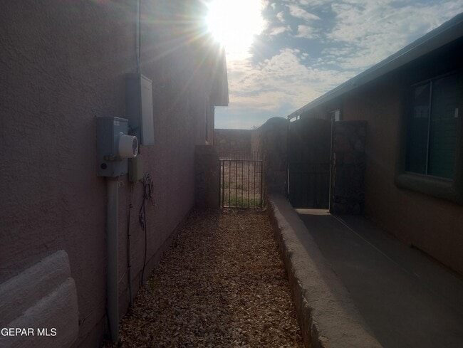 Building Photo - 13975 Vaquero Rock Dr