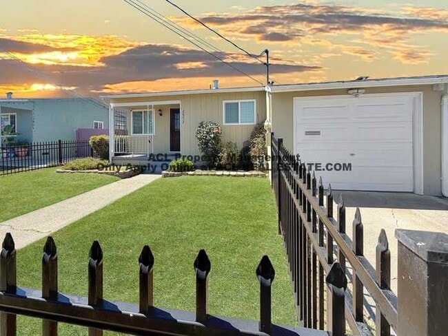 Building Photo - WE DO NOT ADVERTISE ON CRAIGSLIST OR FACEBOOK MARKET PLACE