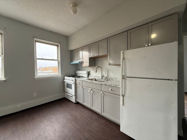 Building Photo - 132 Locust St