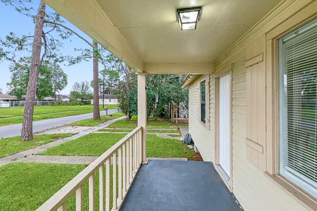 Building Photo - Renovated Chalmette 2 Bedroom House in Cha...