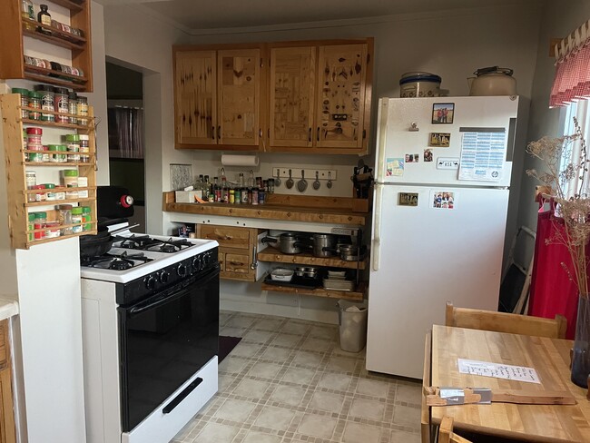 Building Photo - 526 1/2 E 7th St