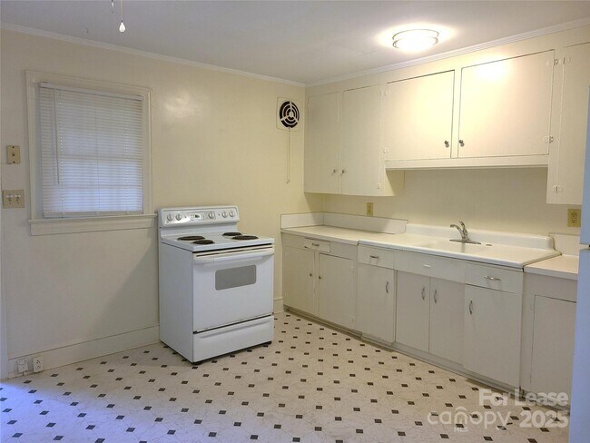 Foto del edificio - 2245 Crescent Ave
