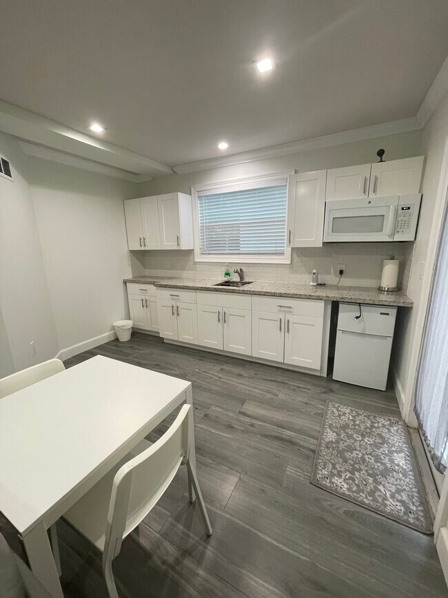 Building Photo - 12912 Ixora Rd