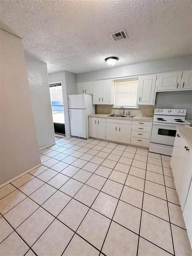 Building Photo - 106 Oak St