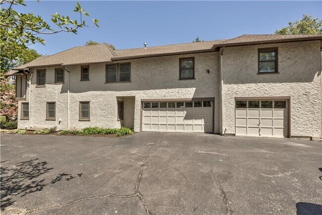 Foto del edificio - {1211} Incredible Suncrest Home with Updat...