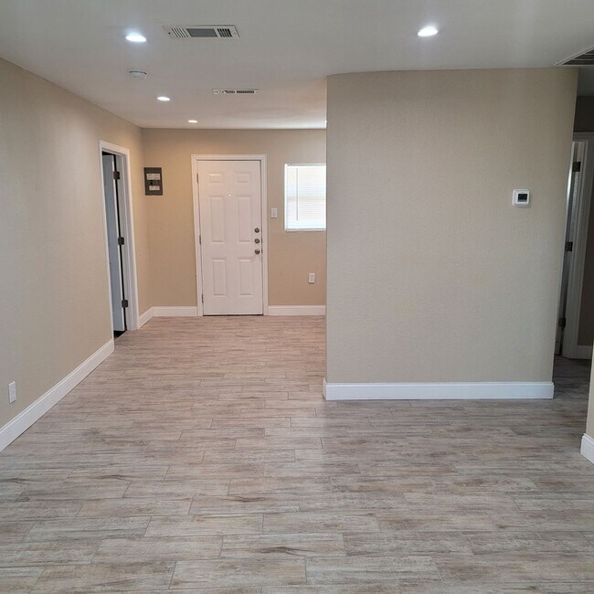 Building Photo - Rental