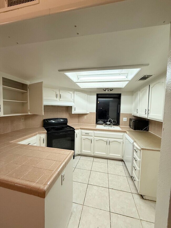 Building Photo - Nice 3 bedroom townhouse!