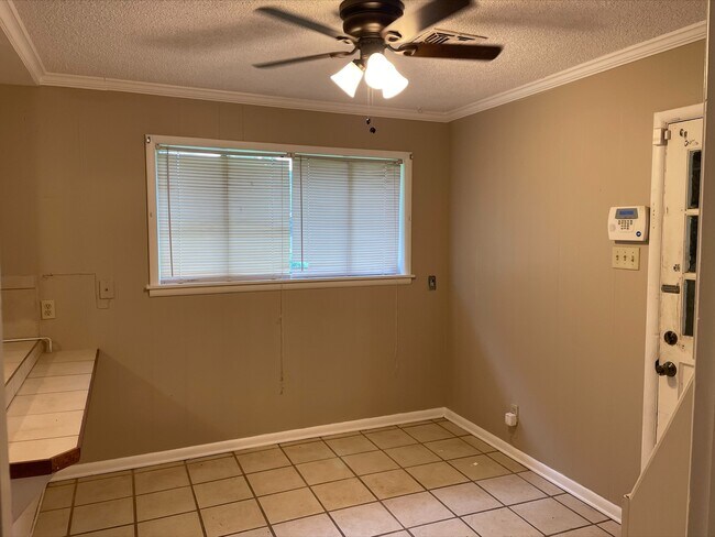 Building Photo - 400 Lula Dr