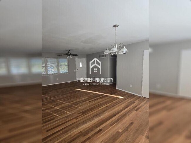 Building Photo - 2545 S Park Ln