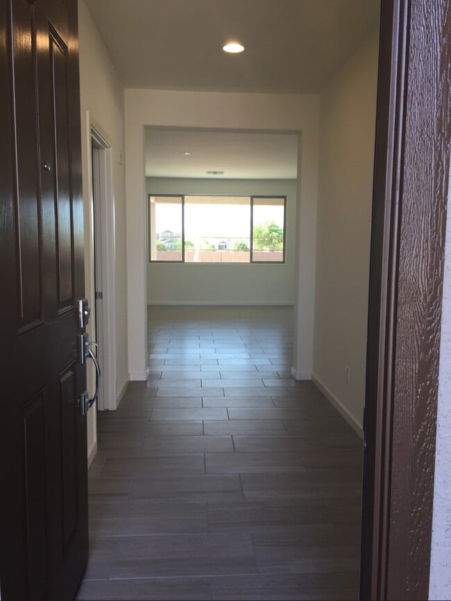 Building Photo - 3012 E Quenton St