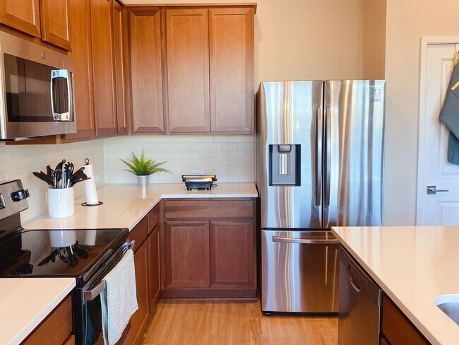 Foto del edificio - FIRST MONTH FREE! Fully-furnished 3bd Sing...