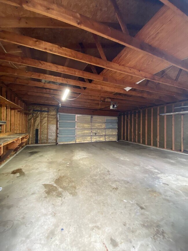 Building Photo - Charming 3 Bedroom Home in Mishawaka with ...