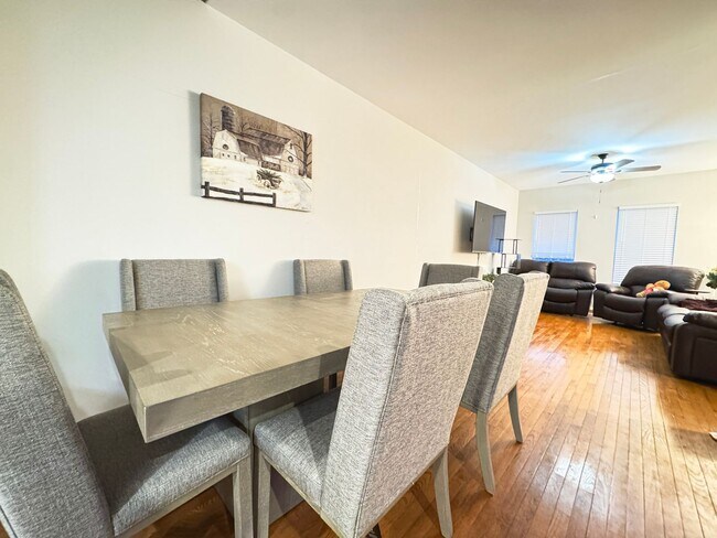 Foto del edificio - Beautiful 3 Bed 3.5 Bath Interior Townhome In Vibrant Brambleton Landbay