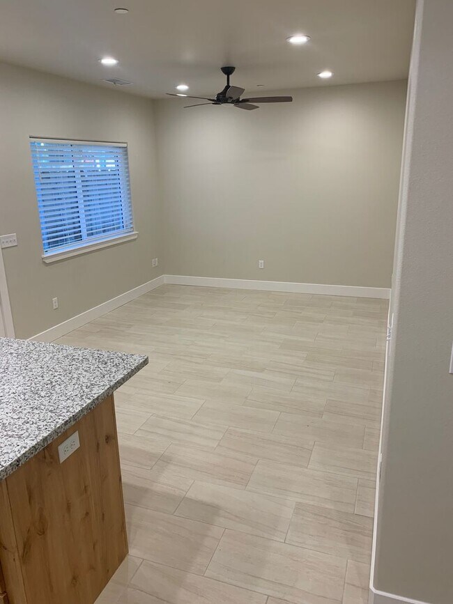 Foto del edificio - Newly Built Home with 3 Primary Suites complete with full Bathroom in ideal location!
