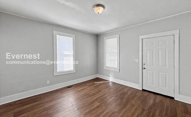 Building Photo - 3 Bed, 1 Bath Home with Off-Street Parking / Pet-Friendly / Available Now!