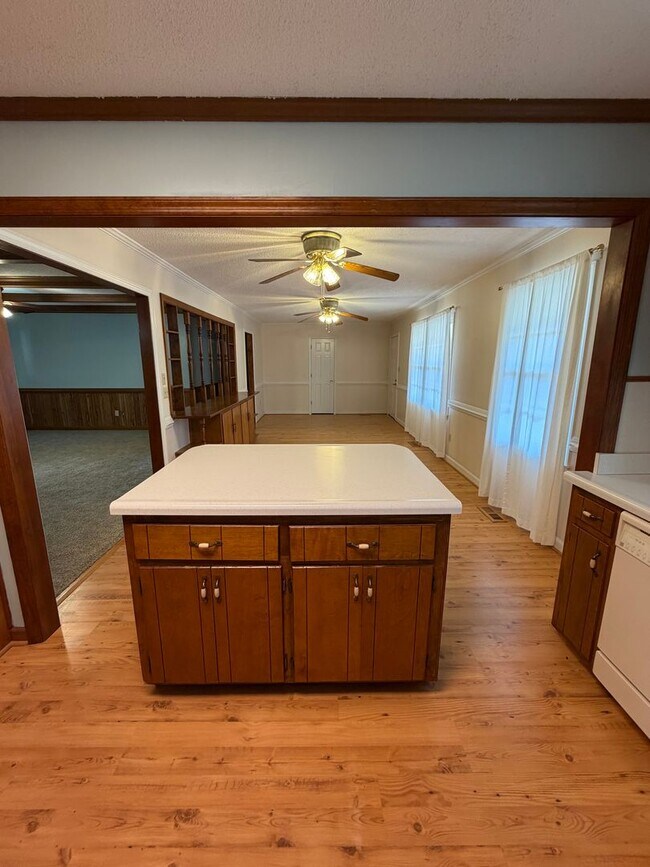 Foto del edificio - Spacious 3 Bedroom, 2 Bath Home on Over an Acre – Lawn Care Included!