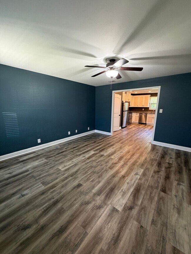 Building Photo - Large 4 Bedroom 2 1/2 Bath Pet Friendly Home For Rent!