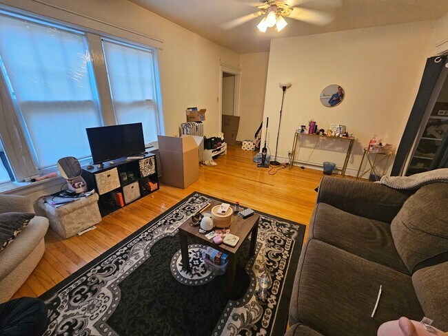 Foto del edificio - Lovely and Very Large Ravenswood Manor 1 BR