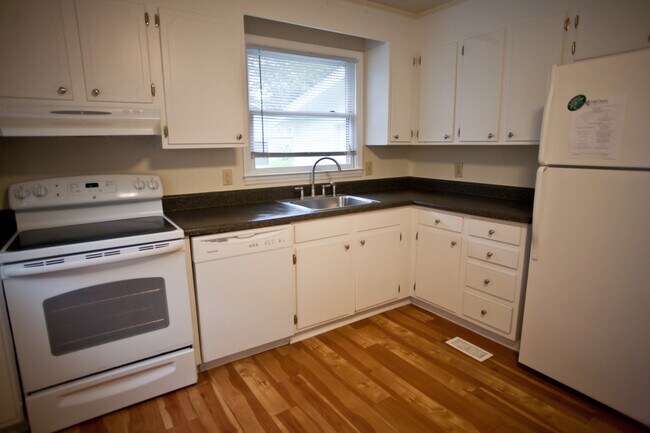 Building Photo - Live downtown in 2 bedroom duplex!