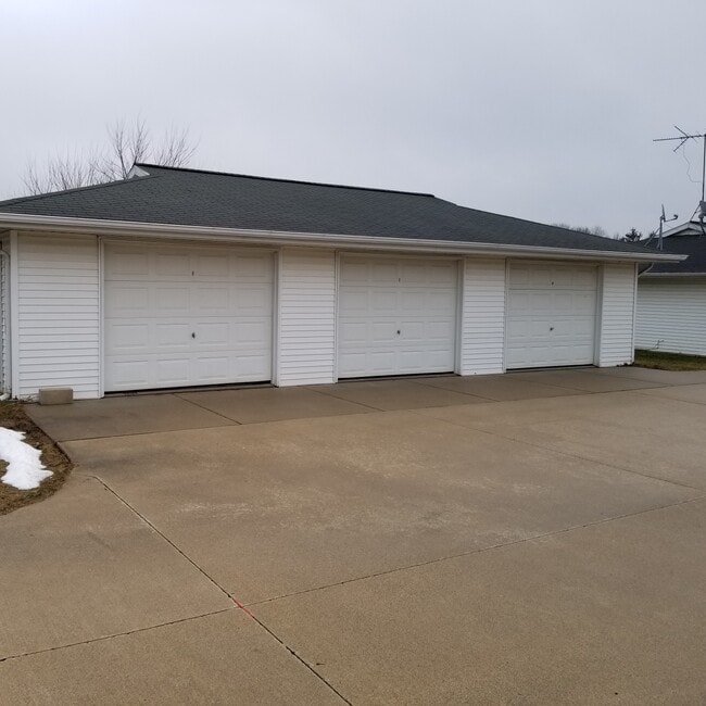 Building Photo - 1112 Oakview Dr