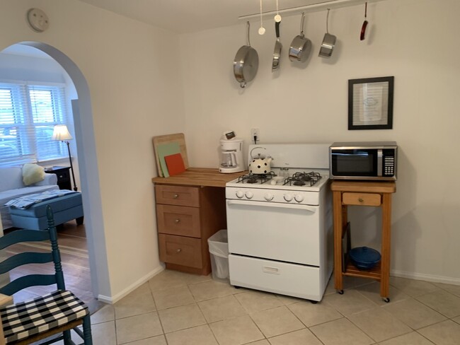 Gas stove with Kate Spade polka dot tea pot! - 1908 Evans Ave