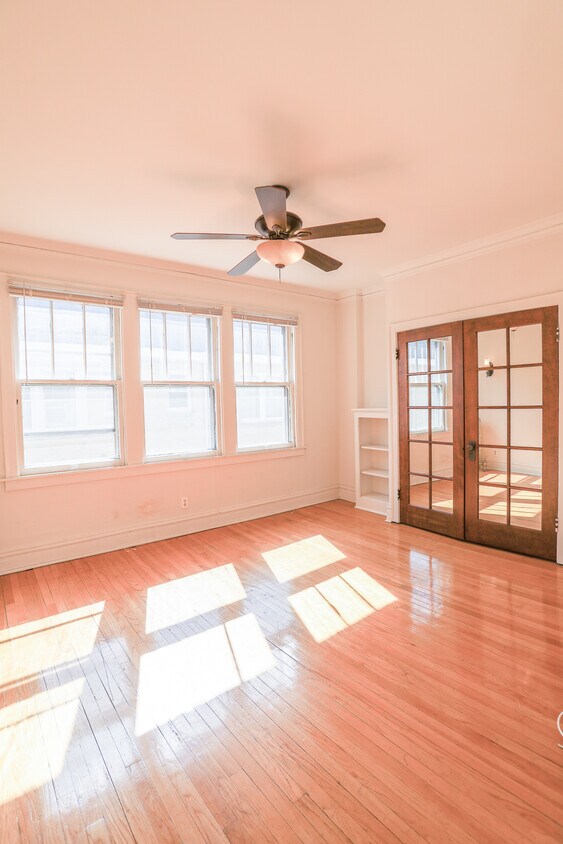 Primary Photo - 4412 N Greenview Ave