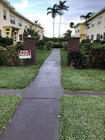 Building Photo - 150 S Shore Dr