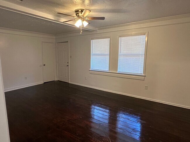 Building Photo - 3127 Fleetwood Dr
