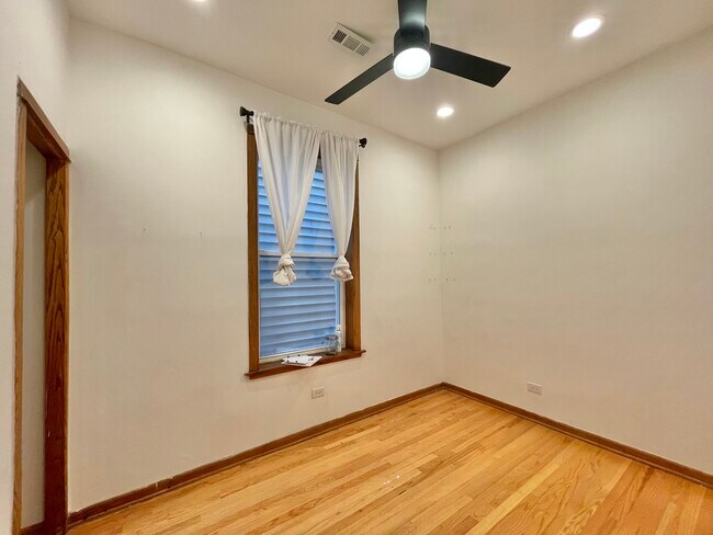Foto del edificio - 3245 W Division St