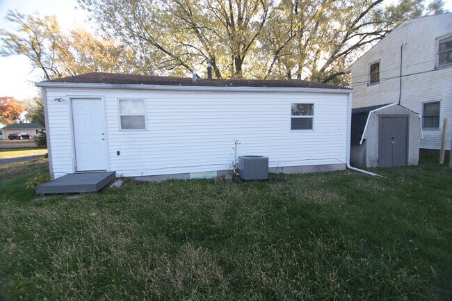 Building Photo - Charming 2 Bed, 1 Bath Home with Move-In S...