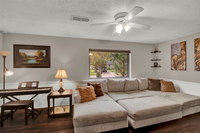 Building Photo - 6208 Brookdale Dr