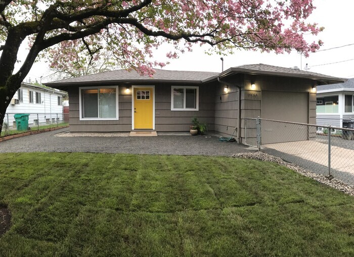 Foto principal - 7730 SE Center St