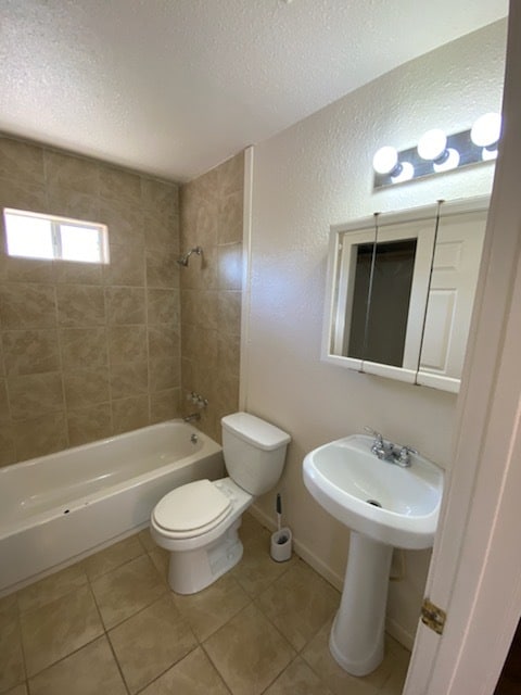 Baño - 106 E 15th St