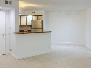 Building Photo - 643 Vista Isles Dr