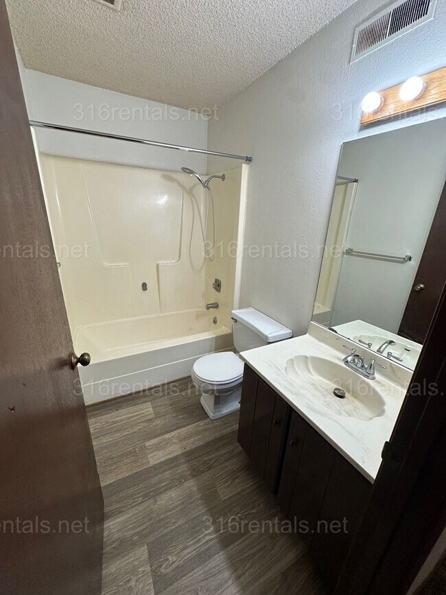 Foto del edificio - $750 - 2 bed 1 bath - Second floor Apartment