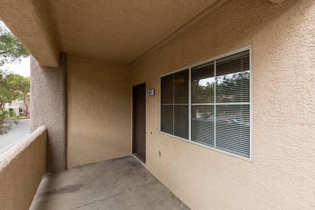 Foto del edificio - Spanish Palms a Guard Gated Community