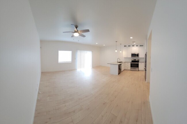 Building Photo - 3 bed, 2.5 bath townhome w/bonus room in S...