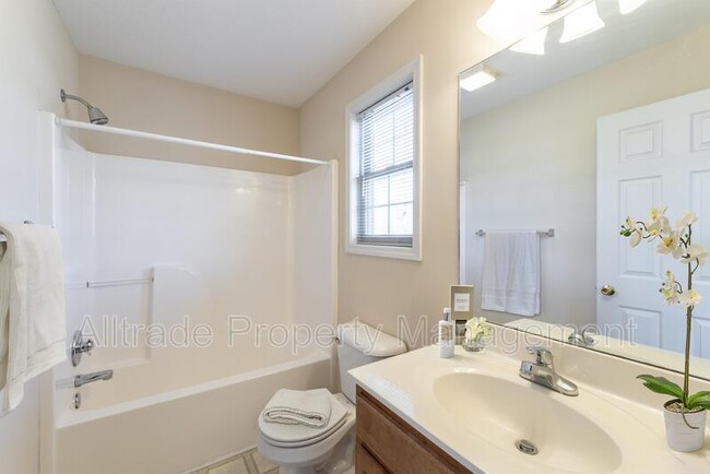 Building Photo - 801 Somerset Ct