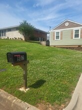 Building Photo - 907 N Nashville Ave