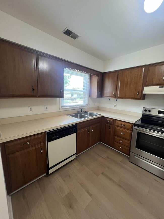 Building Photo - 409 Woodview Dr