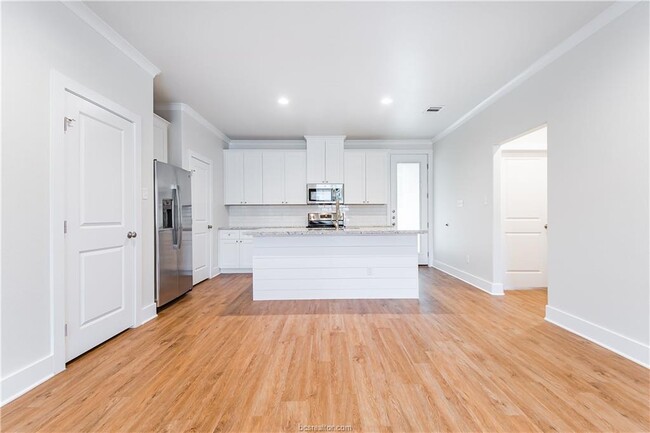 Building Photo - 615 Dominik Dr