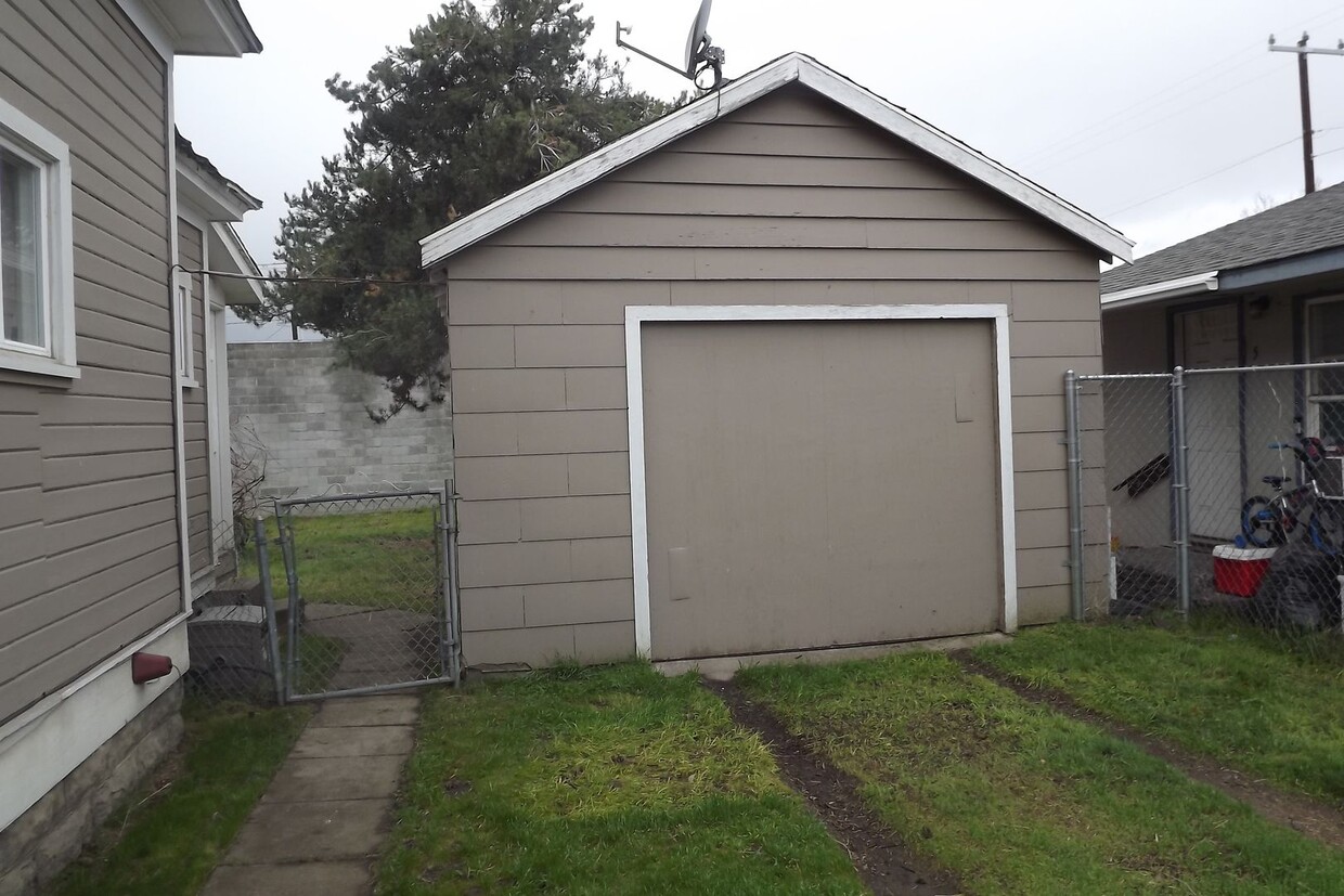 Primary Photo - 2 bedroom, 2 bathroom house.