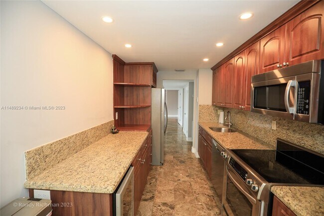 Foto del edificio - 600 NE 36th St