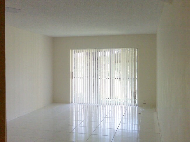 Photo - 8000 Fairview Dr (Tamarac, FL) Apartment