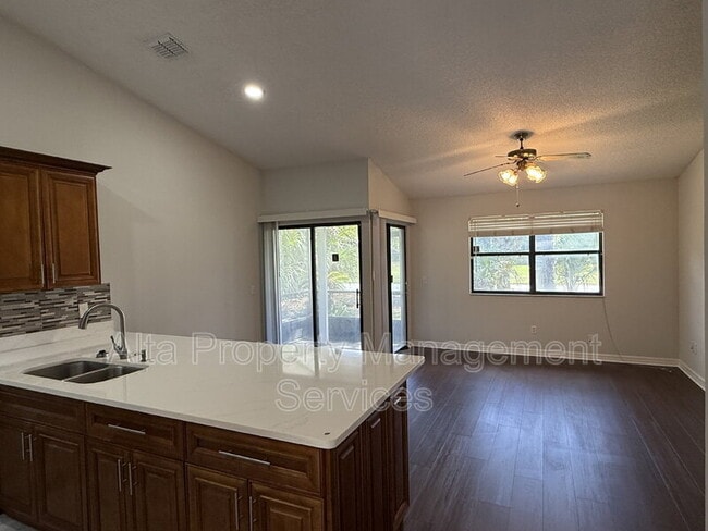 Building Photo - 8348 Westover Ct