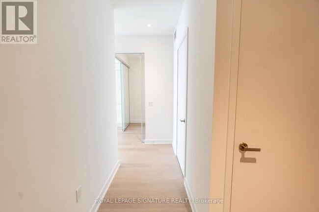 Building Photo - 448 Burnhamthorpe Rd W
