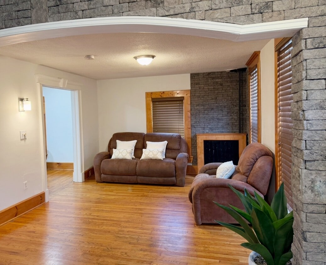 Primary Photo - 11 Meadow St