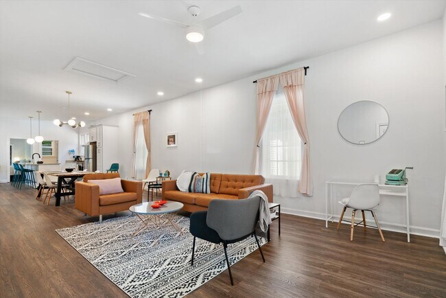 Foto del edificio - Recently updated and fully furnished Midto...