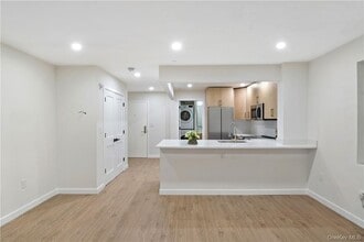 Building Photo - 348 Main St