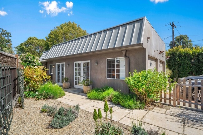 Building Photo - 7038 Dume Dr